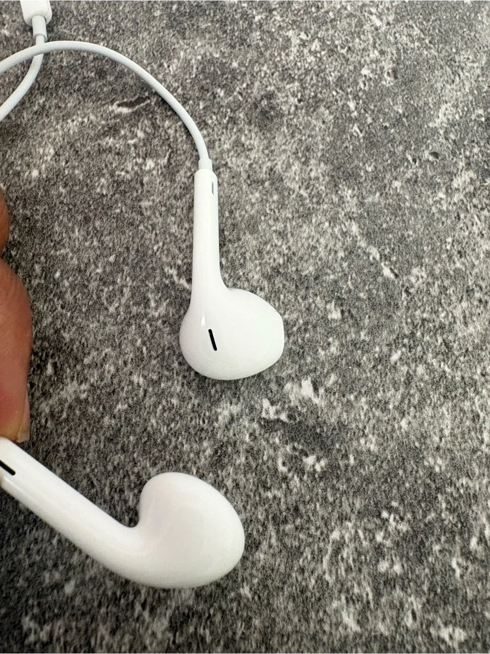 Apple White Wired Earbuds with Inline Remote and Microphone